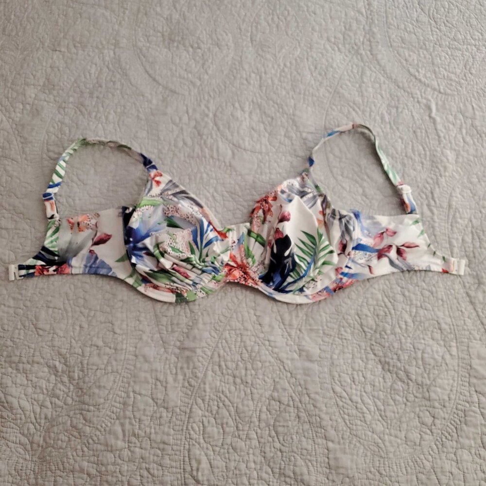 Cute Tropical Pattern Size 38K Bikini Top